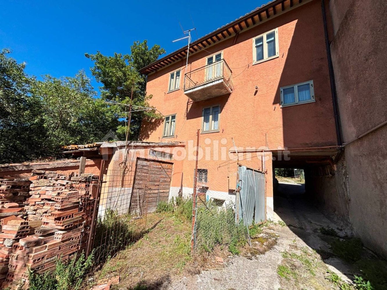 3 bedrooms House in Fiuminata, Italy No. 303943