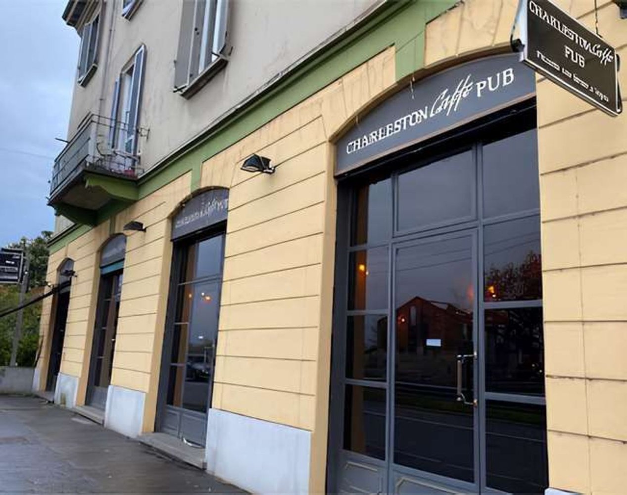Propiedad comercial en Milan, Italy 219 m² No. 239102