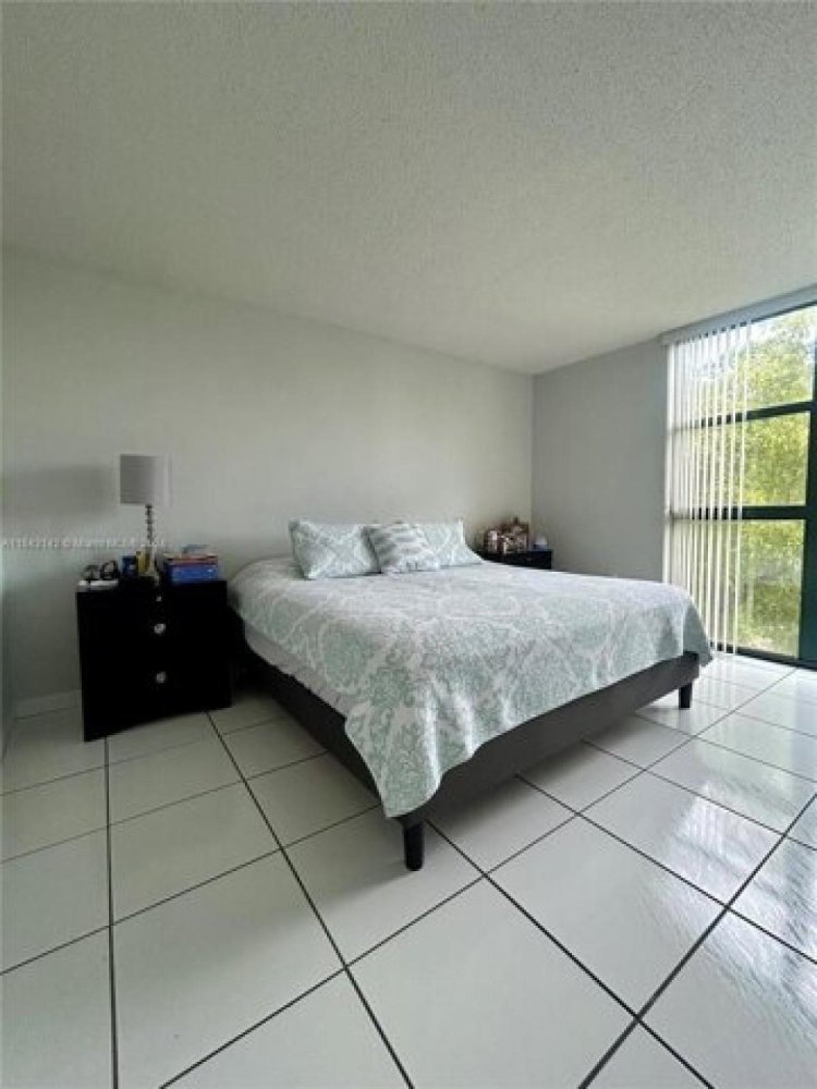 Дом с 3 спальнями в Майами, США № 384344