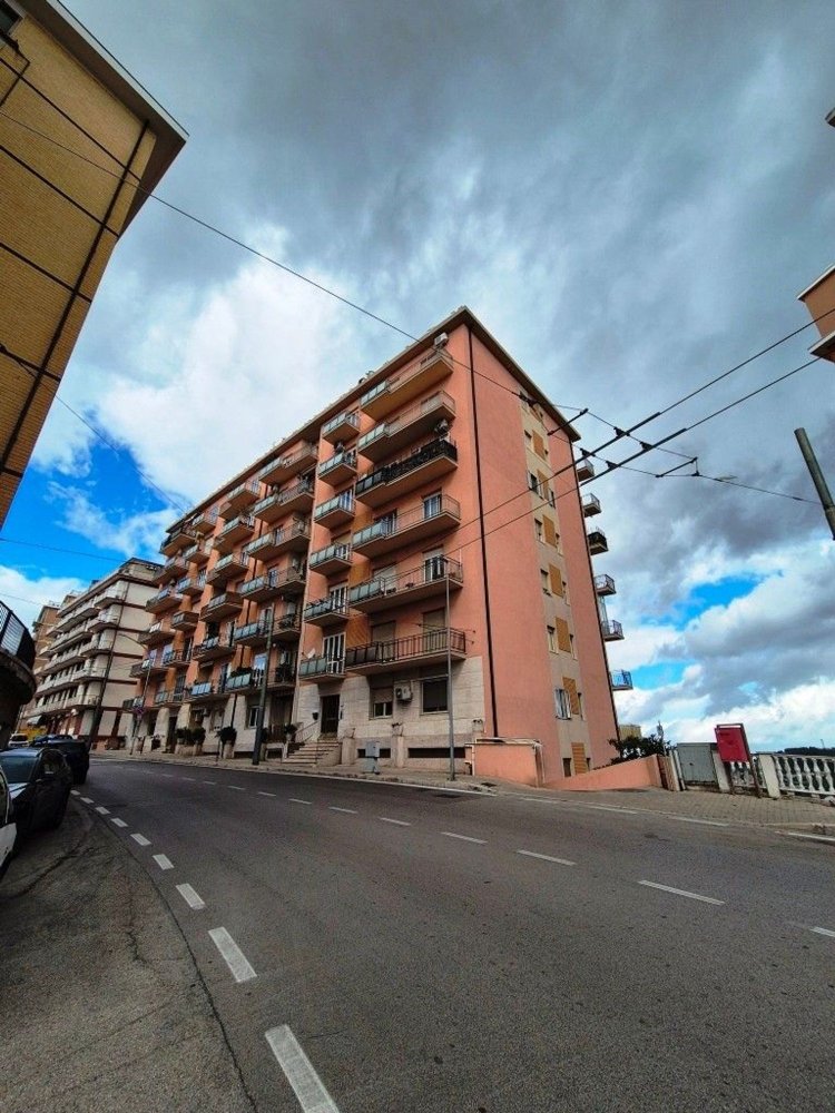 5 rooms Apartment in Chieti, Italy No. 77390
