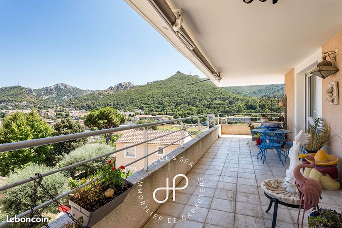 3 bedrooms Apartment in Marseille, France No. 312197