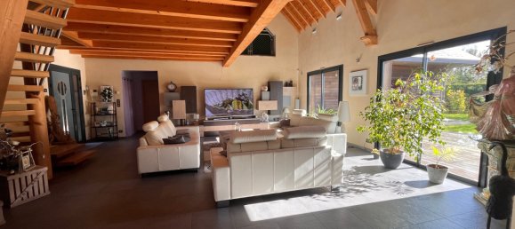 5 bedrooms House in Chartres, France No. 210789 2