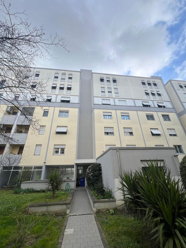 2-salle Appartement à Parma, Italy No. 23981