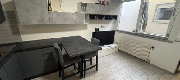 2-salle Appartement à Parma, Italy No. 23981 3