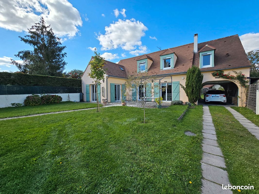 Casa de 4 dormitorios en Osny, France No. 163835