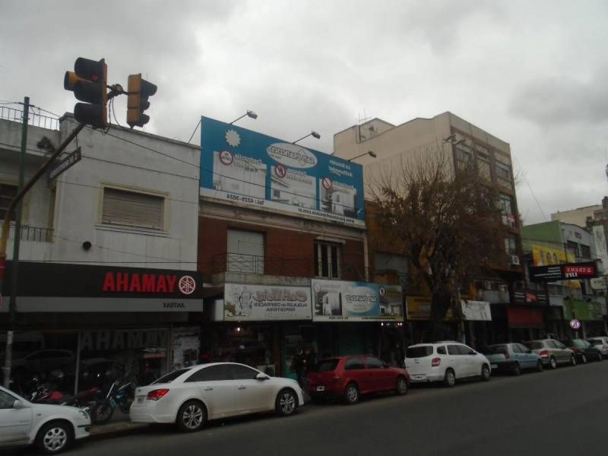 300m² Building in Lanus, Argentina No. 106492