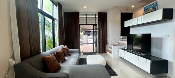 4 bedrooms Bungalow in Bangkok, Thailand No. 8245 2