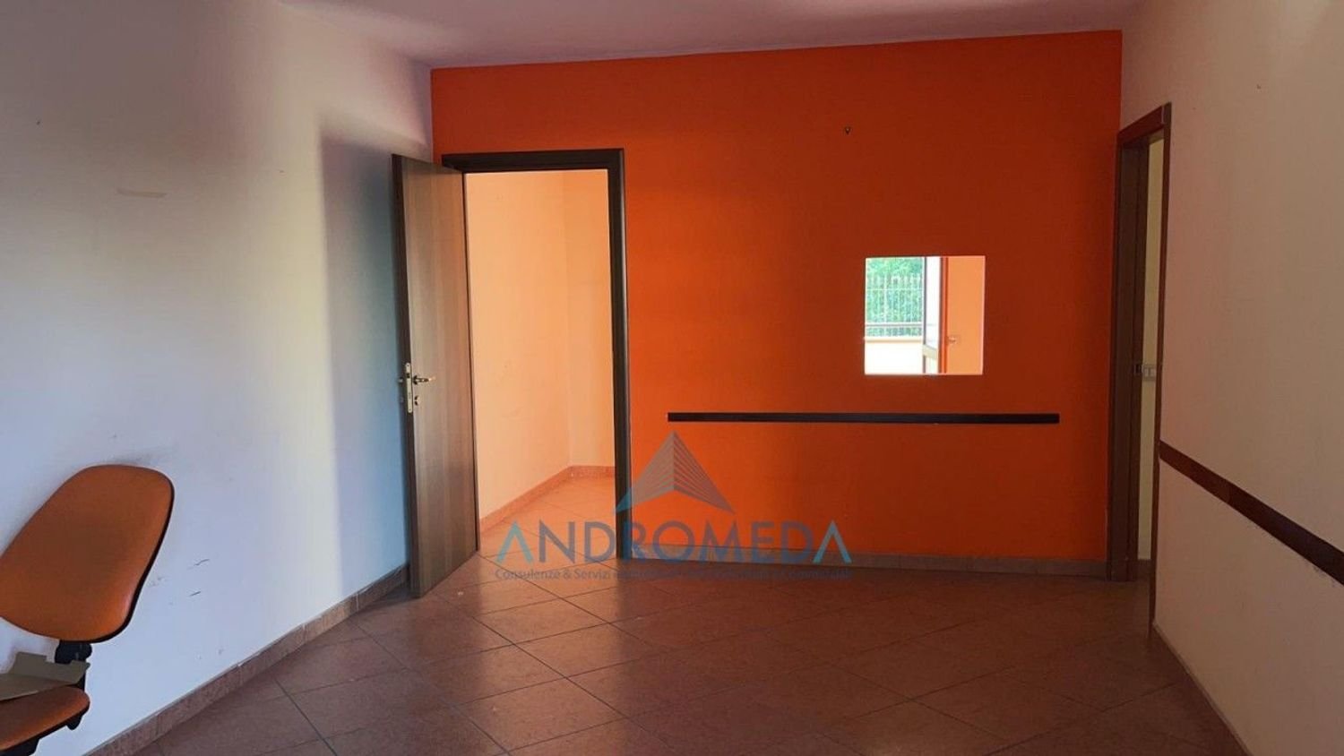 105m² Office in Naples, Italy No. 71362