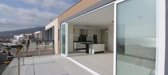 4 bedrooms House in Adeje, Spain No. 28033 8