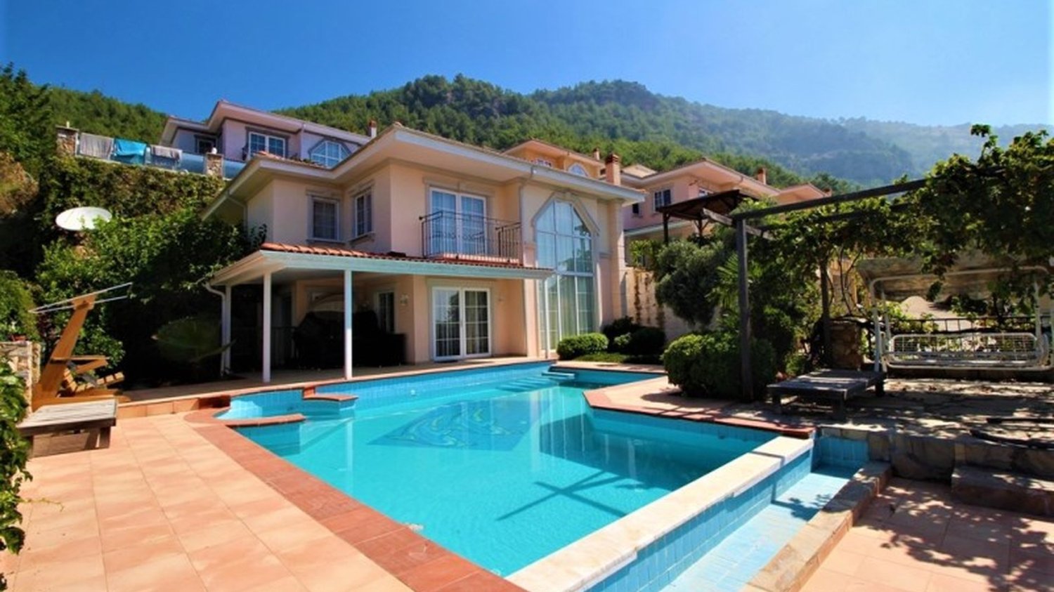 Villa 4+1 in Tepe, Turkey No. 48028