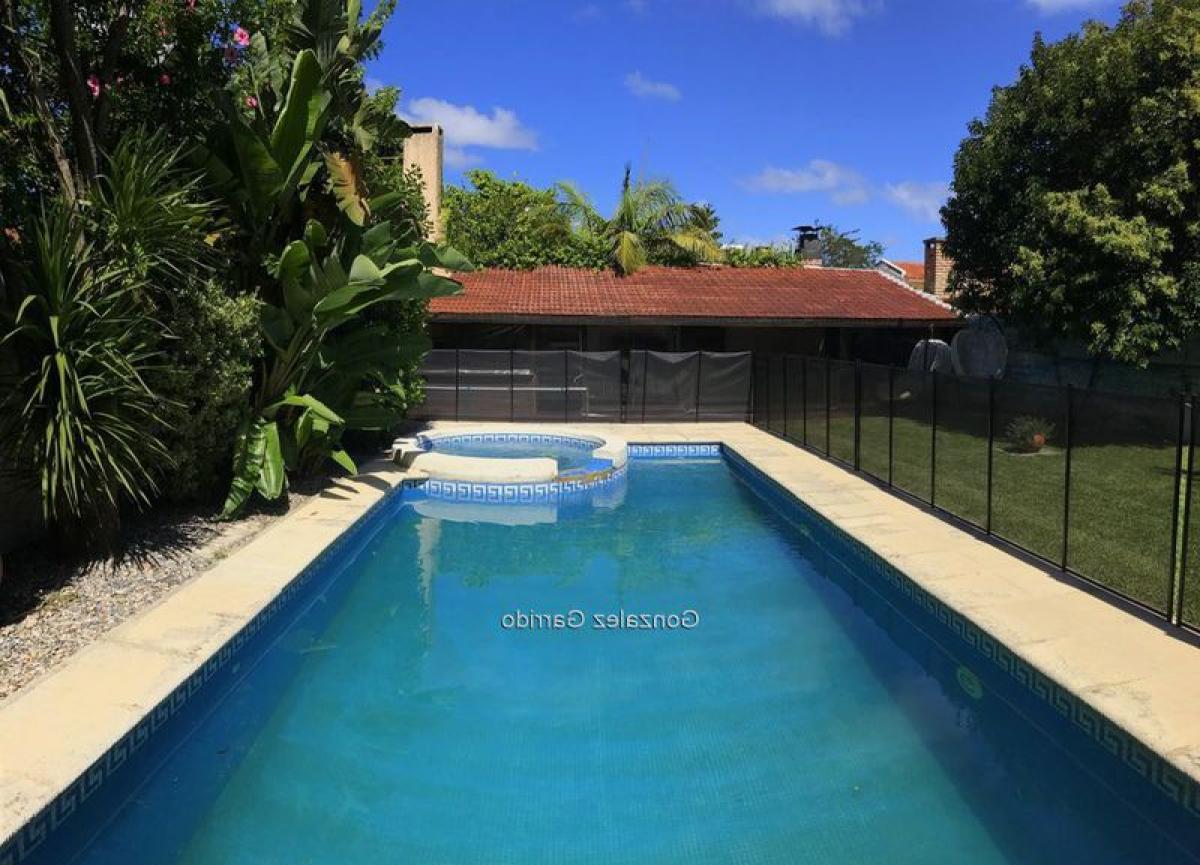 3 bedrooms House in Montevideo, Uruguay No. 12714