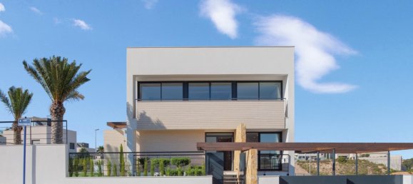 Villa de 4 dormitorios en Campoamor, Spain No. 7011 2