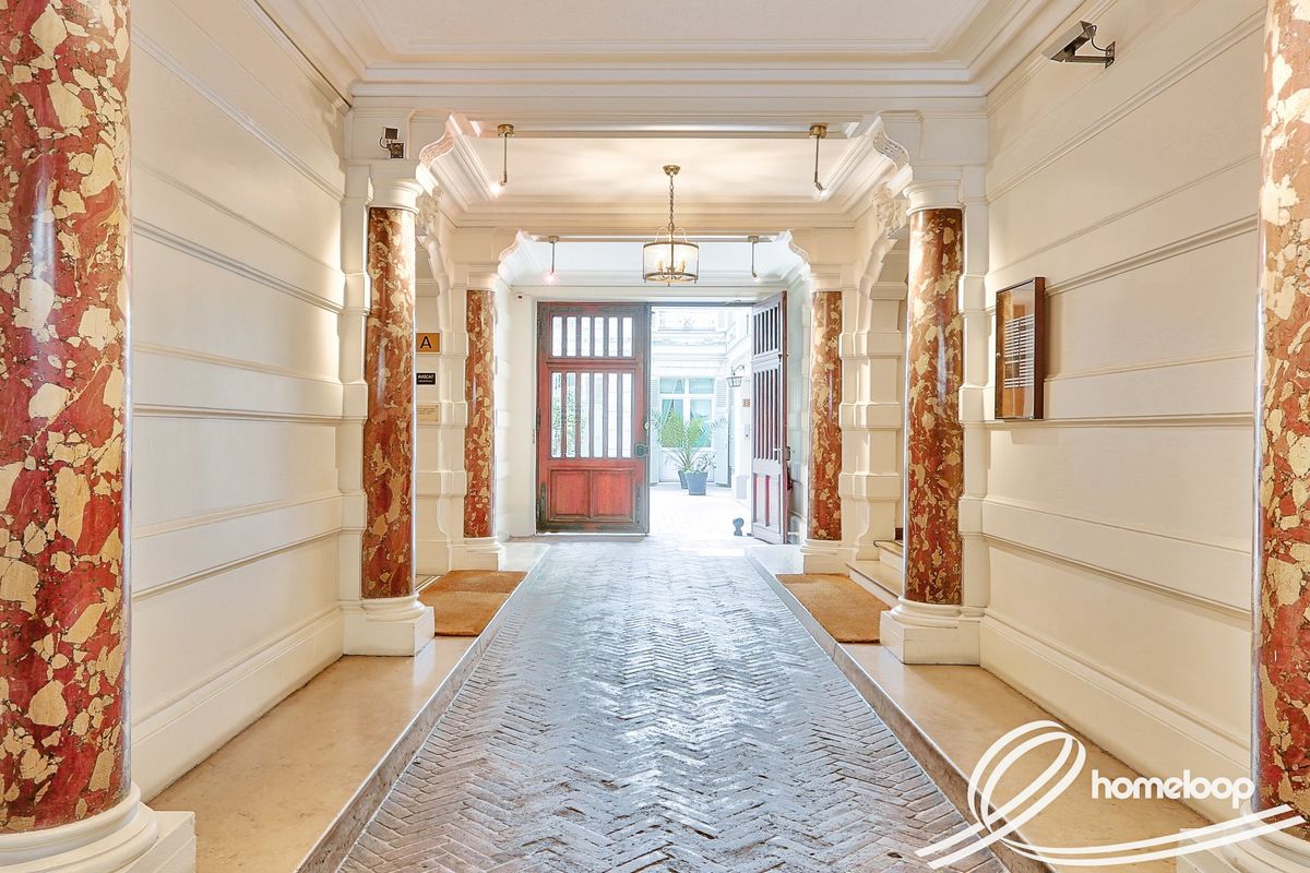 2 bedrooms Apartment in Paris, France No. 185108