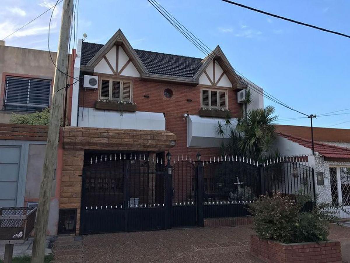 5 bedrooms House in Lanus, Argentina No. 3527