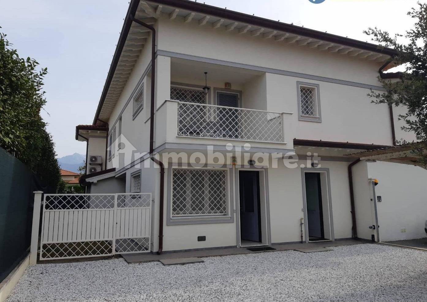 3 bedrooms Apartment in Forte dei Marmi, Italy No. 189628