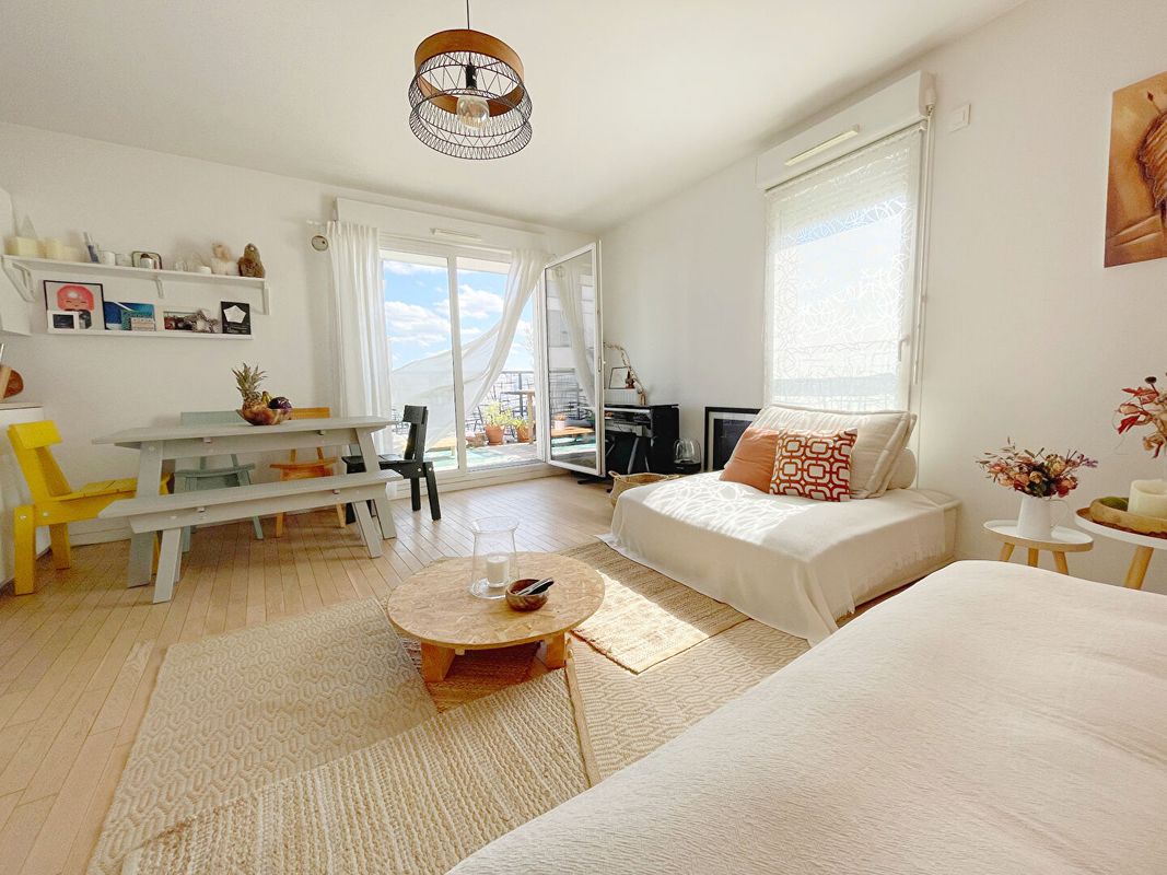 3 bedrooms Apartment in Seine-Saint-Denis, France No. 183795