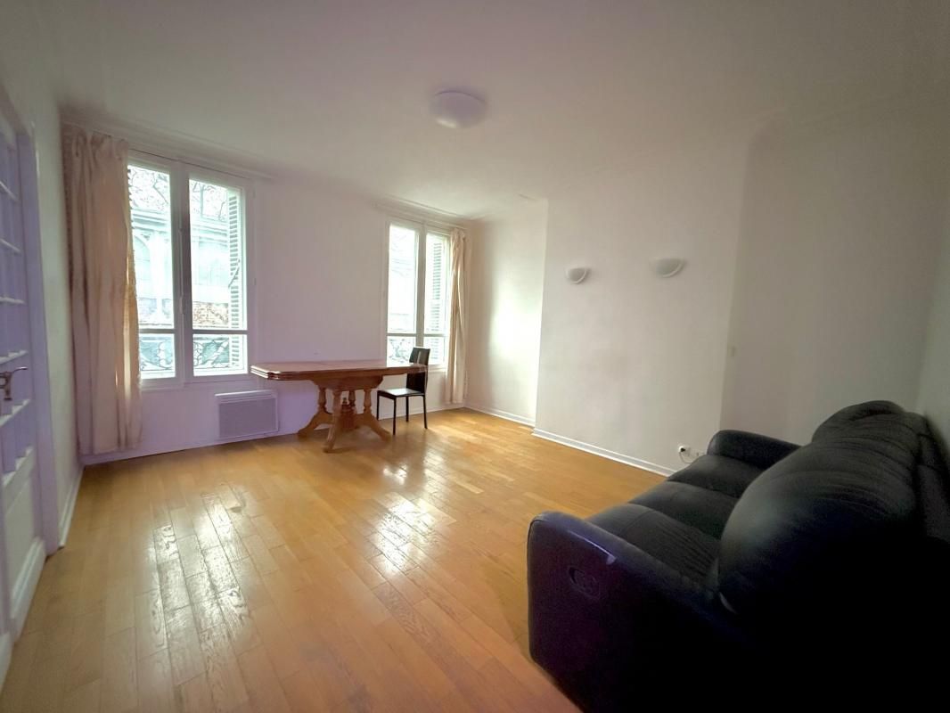 2 bedrooms Apartment in Paris, France No. 164484