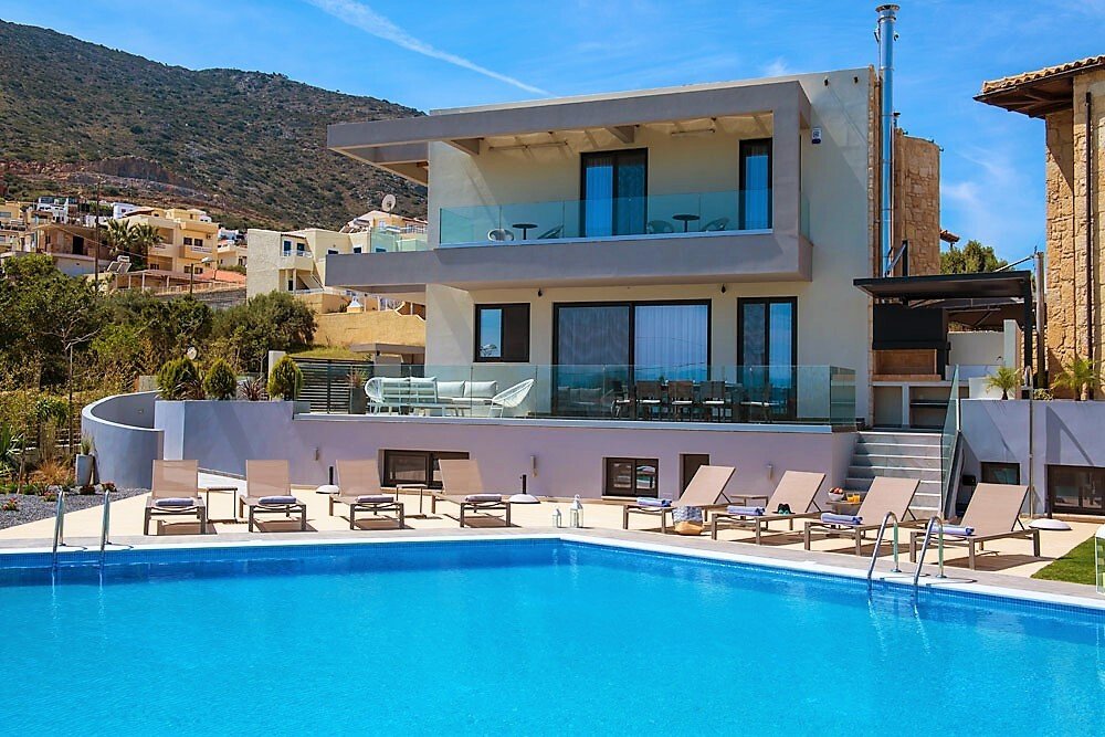 330m² Villa in Hersonissos, Greece No. 3746
