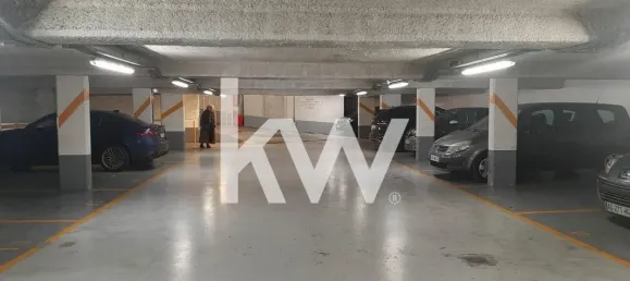 Parking à Paris, France No. 349259 3