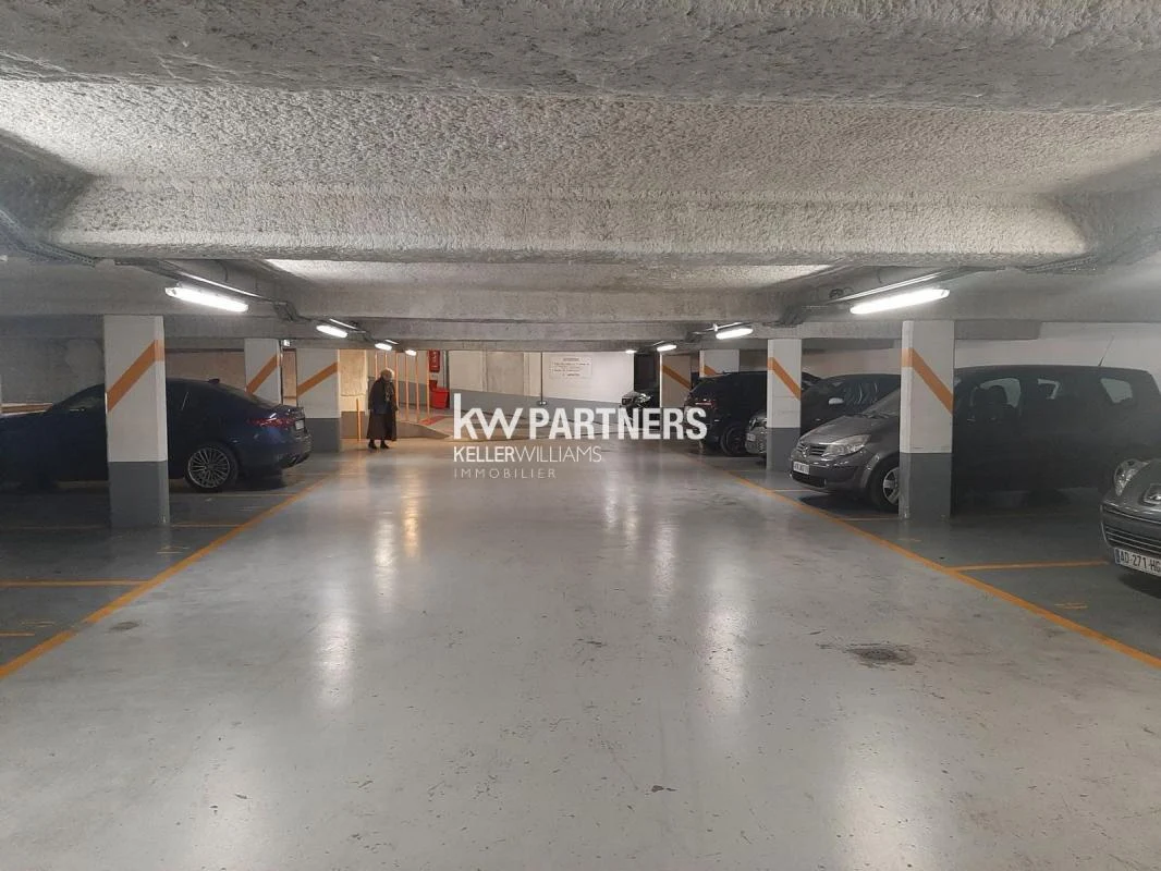 Parking à Paris, France No. 349259