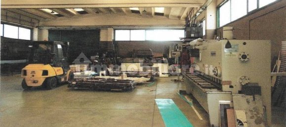 5-salle Entrepôt à Trinitapoli, Italy No. 298097 3