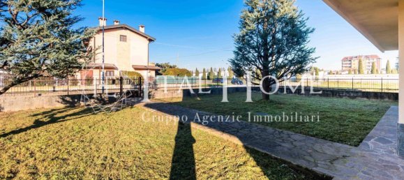 5 bedrooms Villa in Pontirolo Nuovo, Italy No. 275279 2
