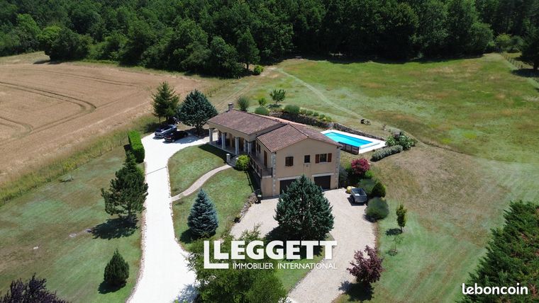 Замки и поместья с 3 спальнями в Шале, Франция № 306169