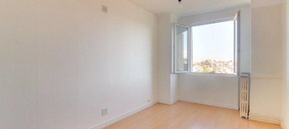 2 bedrooms Apartment in Colombes, France No. 173565 2