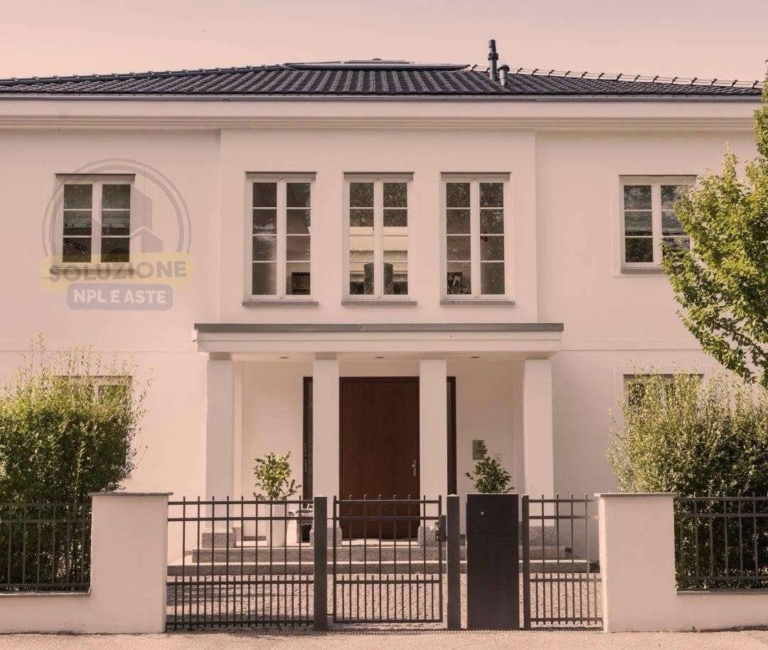 1-salle Entrepôt à Laveno-Mombello, Italy No. 94087