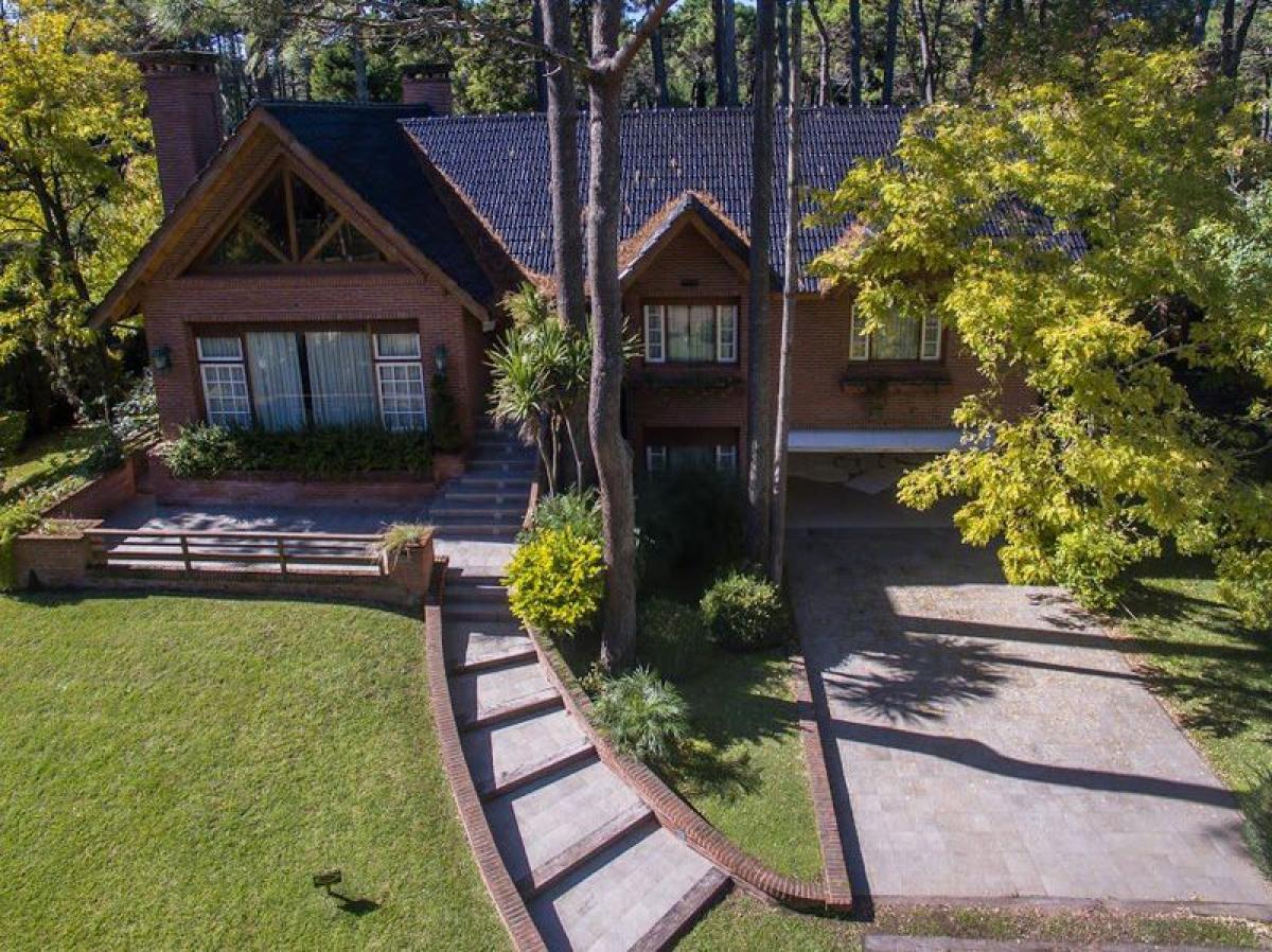 4 bedrooms House in Mar del Plata, Argentina No. 81283