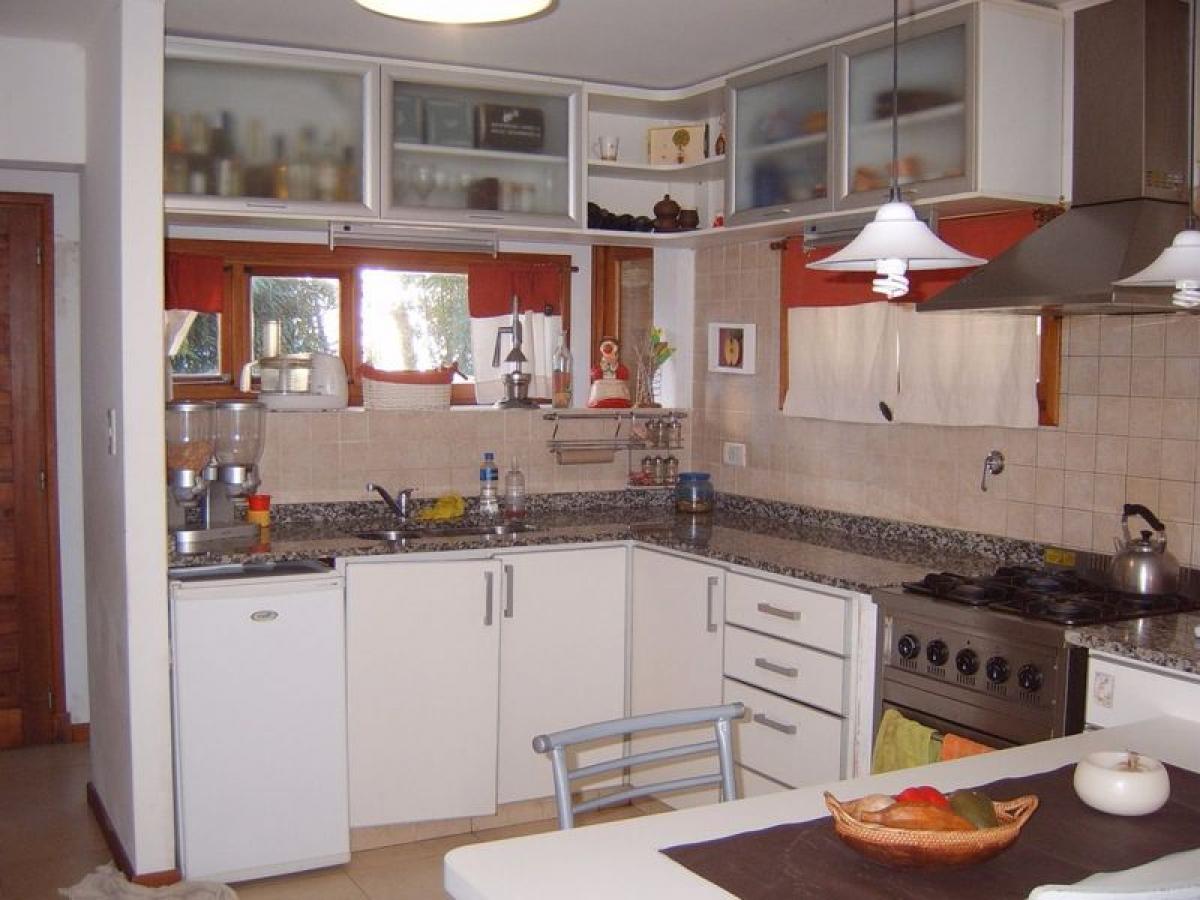 4 bedrooms House in Mar del Plata, Argentina No. 75193