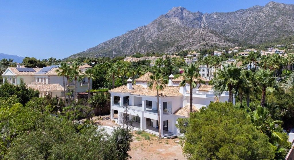 9 bedrooms Villa in Marbella, Spain No. 27834
