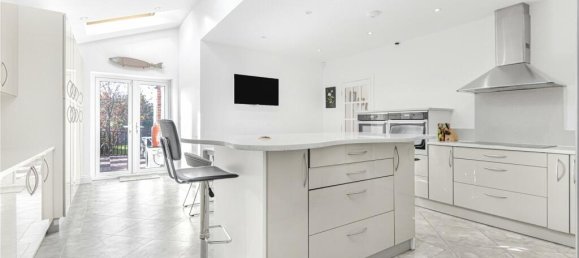 3 bedrooms Bungalow in London, United Kingdom No. 6685 11