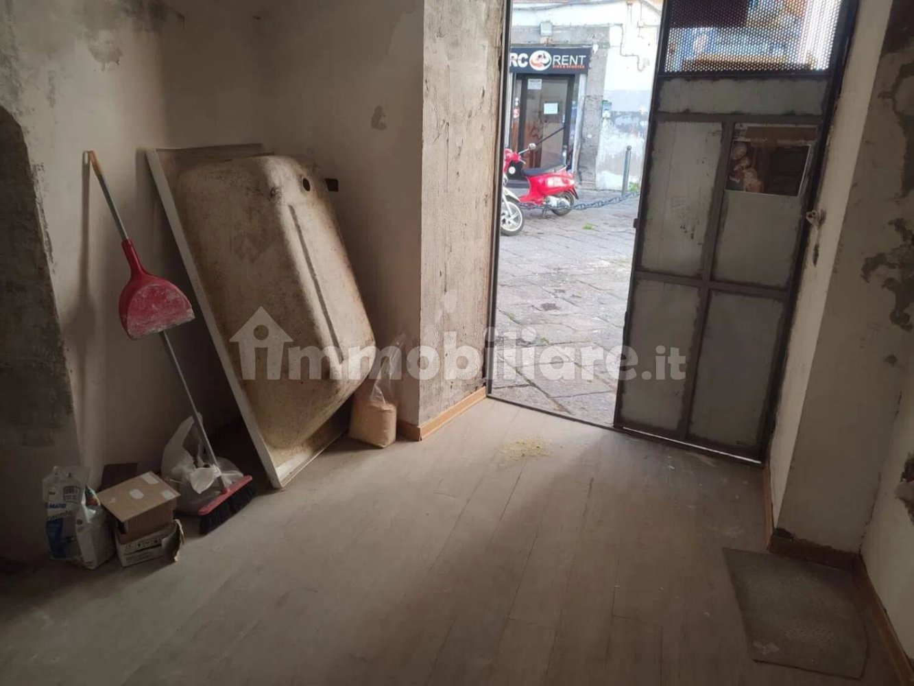 1 room Commercial property in Naples, Italy No. 368978