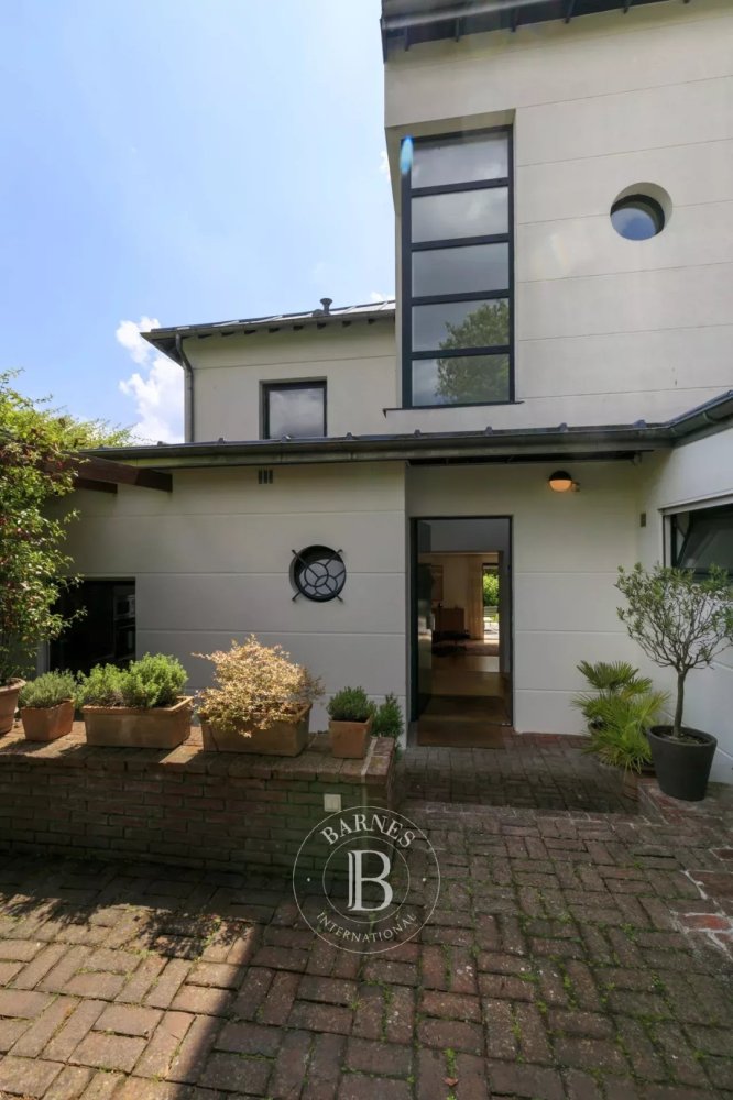 3 bedrooms House in Suresnes, France No. 111230