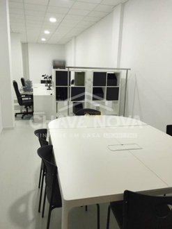 306m² Commercial property in Matosinhos, Portugal No. 61356