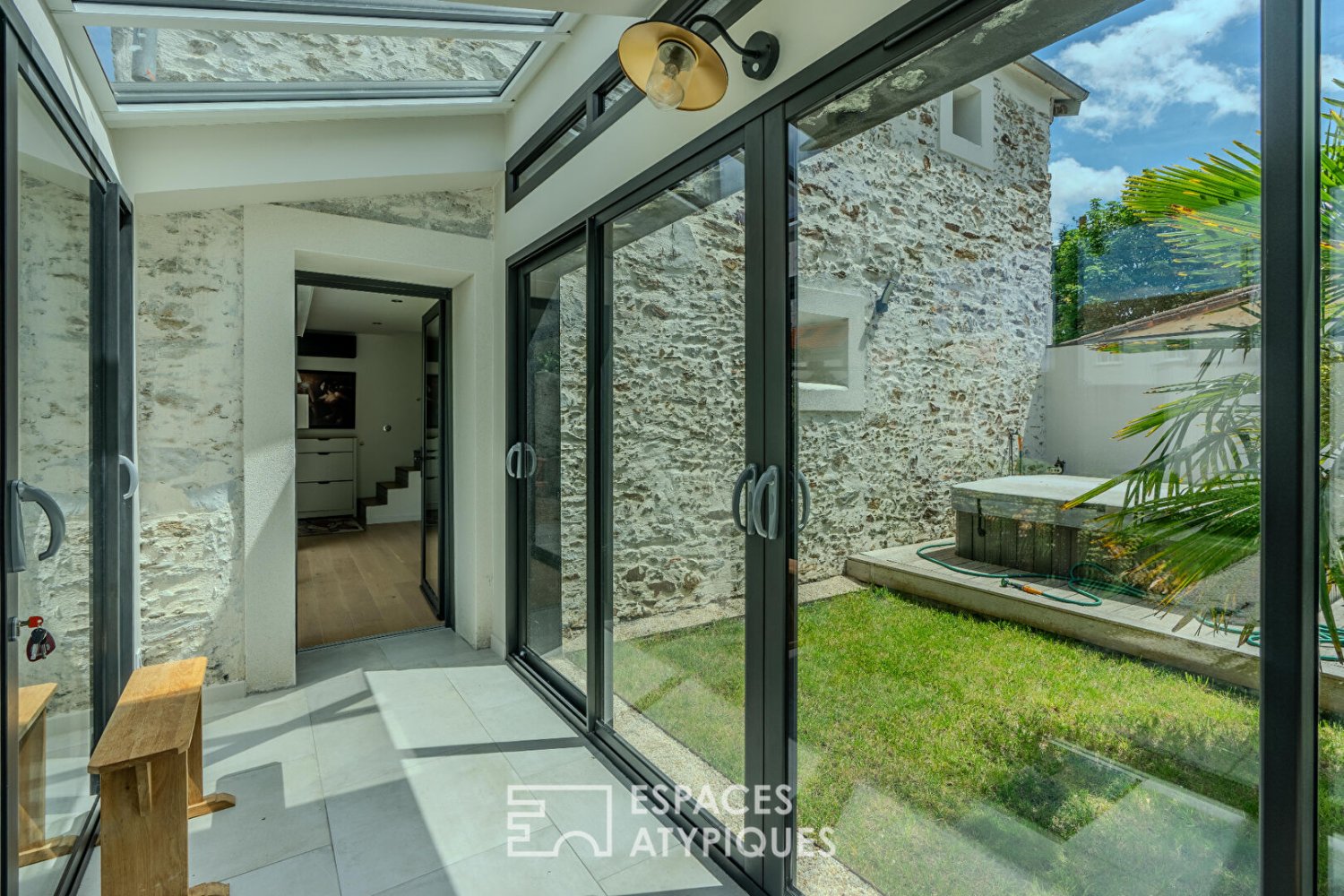 5 bedrooms House in Nantes, France No. 98232