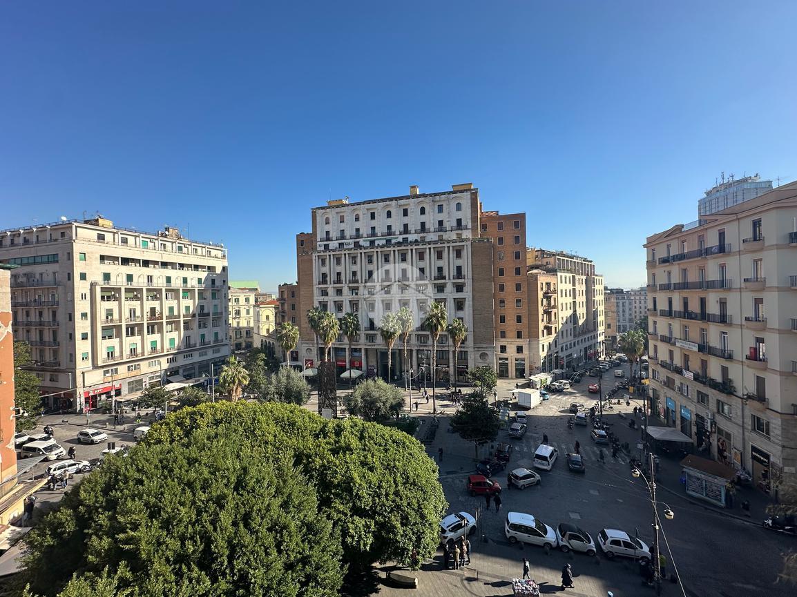 11 rooms Apartment in Naples, Italy No. 144867