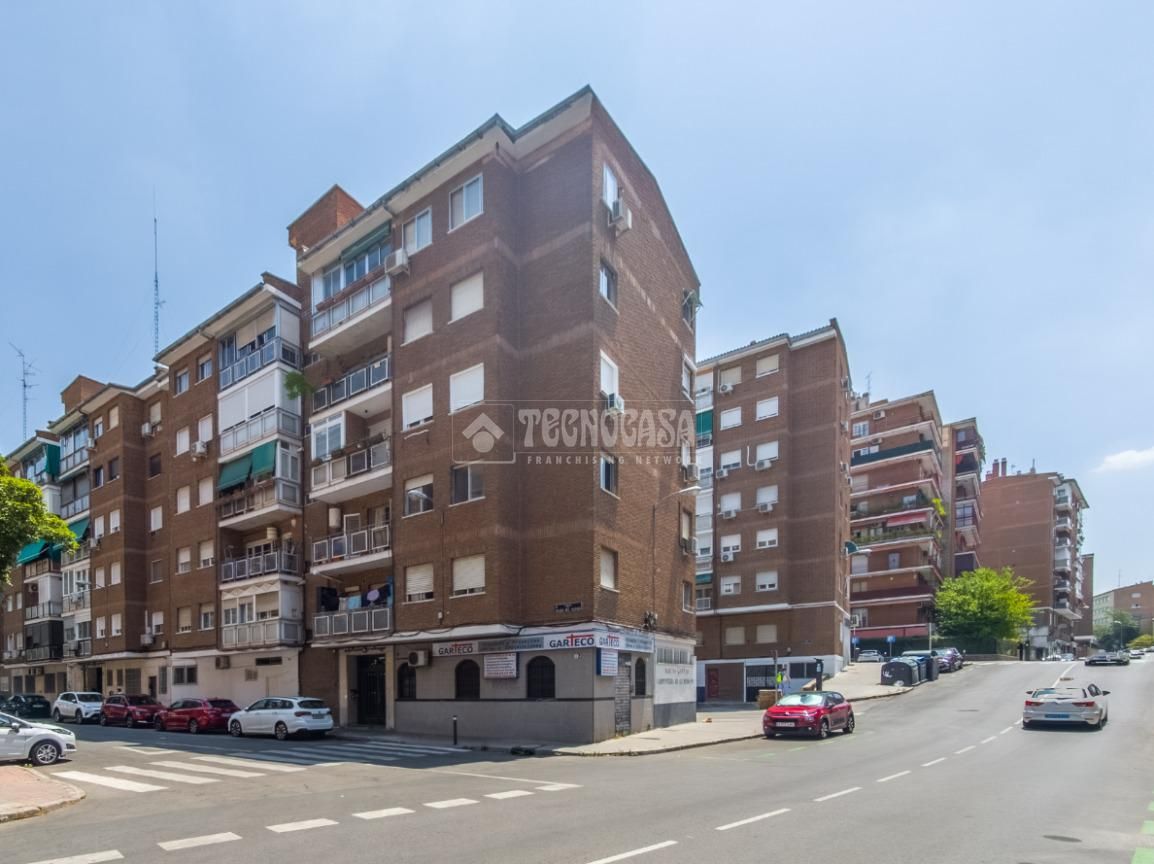 3 bedrooms Apartment in Madrid, Spain No. 175572