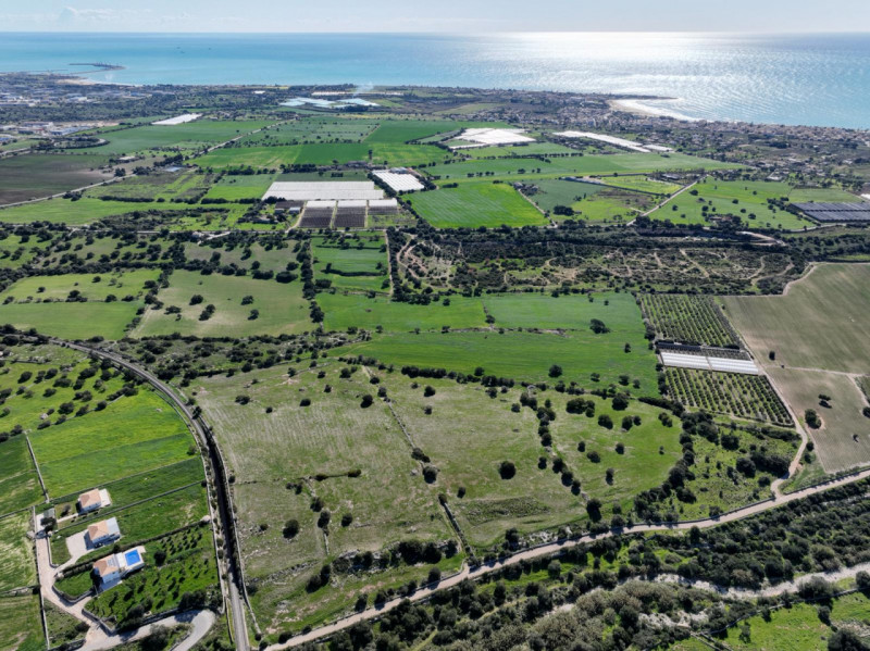 10000m² Land in Modica, Italy No. 138484