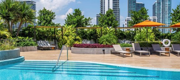 4 dormitorios propiedad comercial en venta en Miami, Miami-Dade, Florida, USA № 615926 2