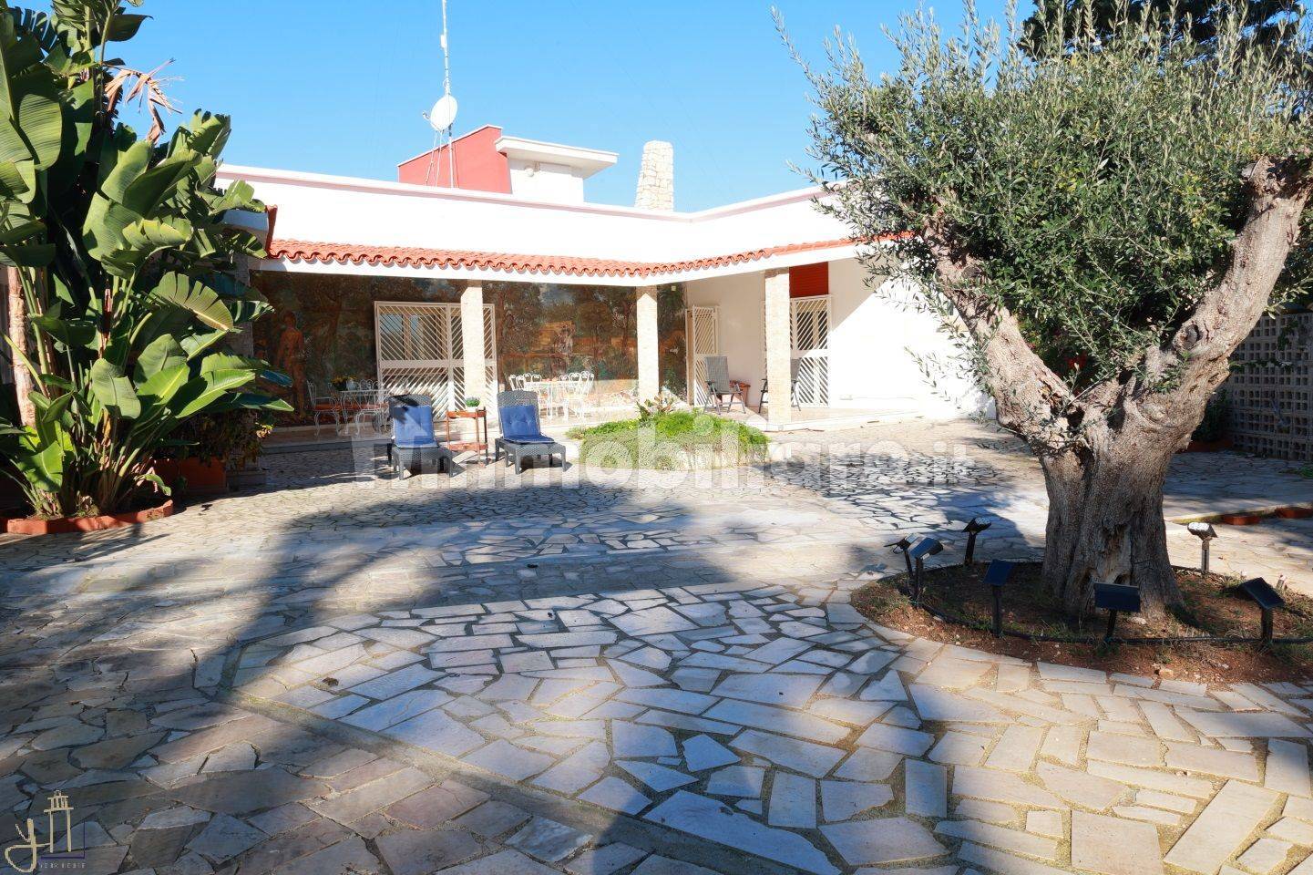 4 bedrooms Villa in Mola di Bari, Italy No. 181177