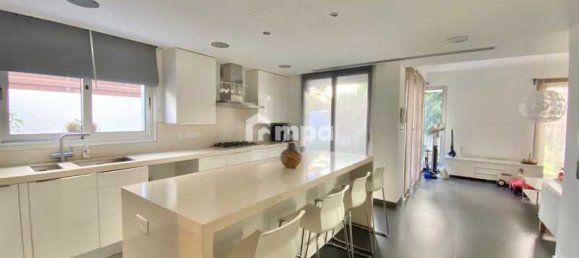 Коммерческая недвижимость с 4 спальнями в Строволос, Кипр № 18508 10