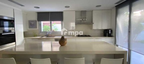 Коммерческая недвижимость с 4 спальнями в Строволос, Кипр № 18508 9