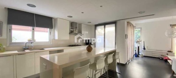 Коммерческая недвижимость с 4 спальнями в Строволос, Кипр № 18508 12