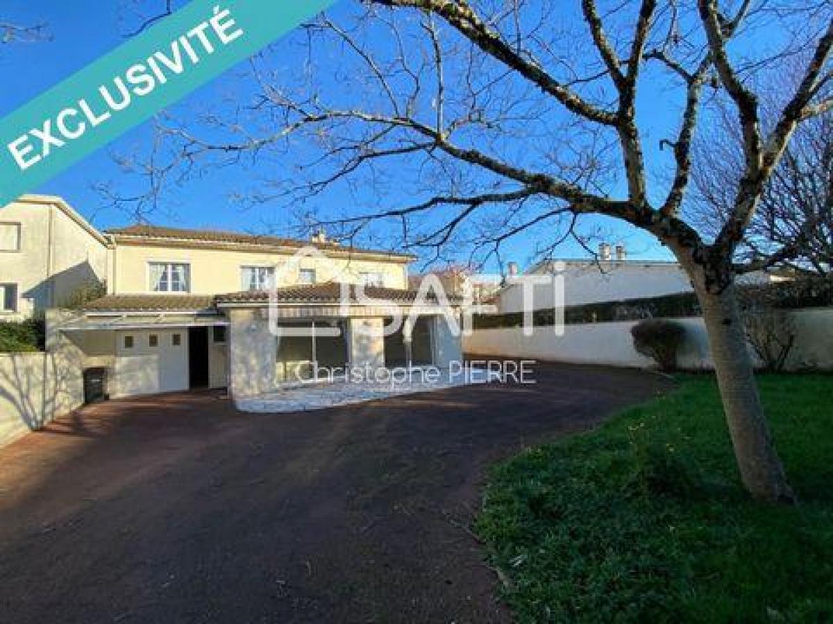 Casa de 4 dormitorios en Angouleme, France No. 23161