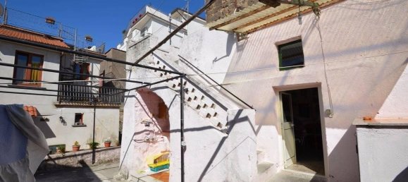 Дом с 4 комнатами в Масса Лубренсе, Италия № 177846 3