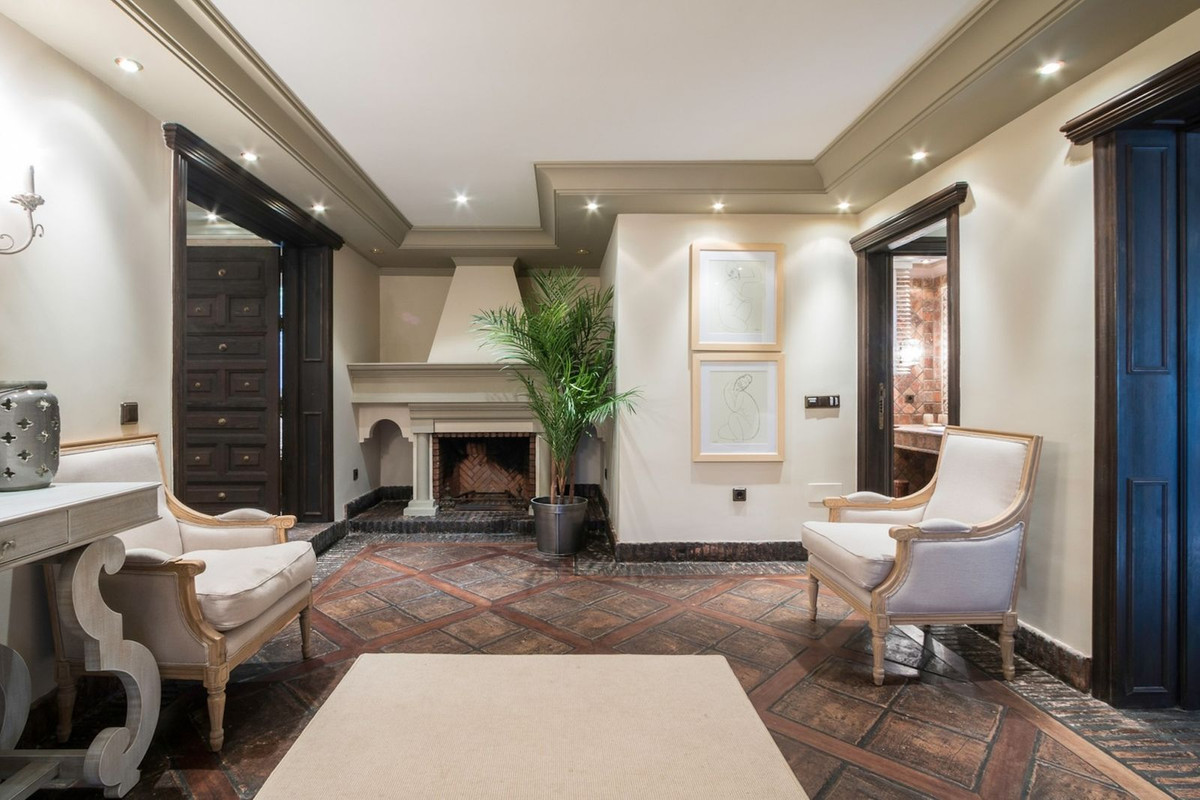 4 bedrooms Villa in Marbella, Spain No. 52940