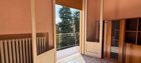 4 rooms Apartment in Reggio Emilia, Italy No. 98137 3
