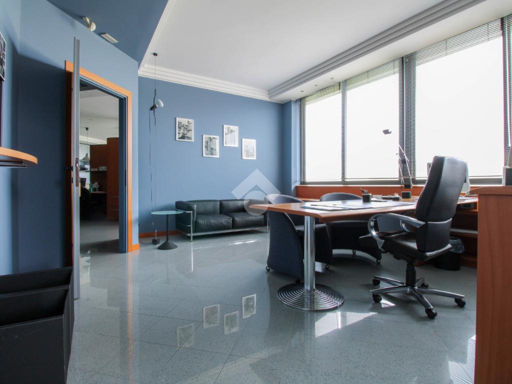 Oficina de 3 habitaciónes en Curno, Italy No. 237882